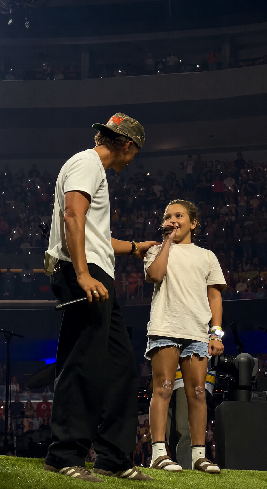 Menina sobe ao palco para cantar com Forrest Frank e surpreende ao pedir oração pela mãe com câncer