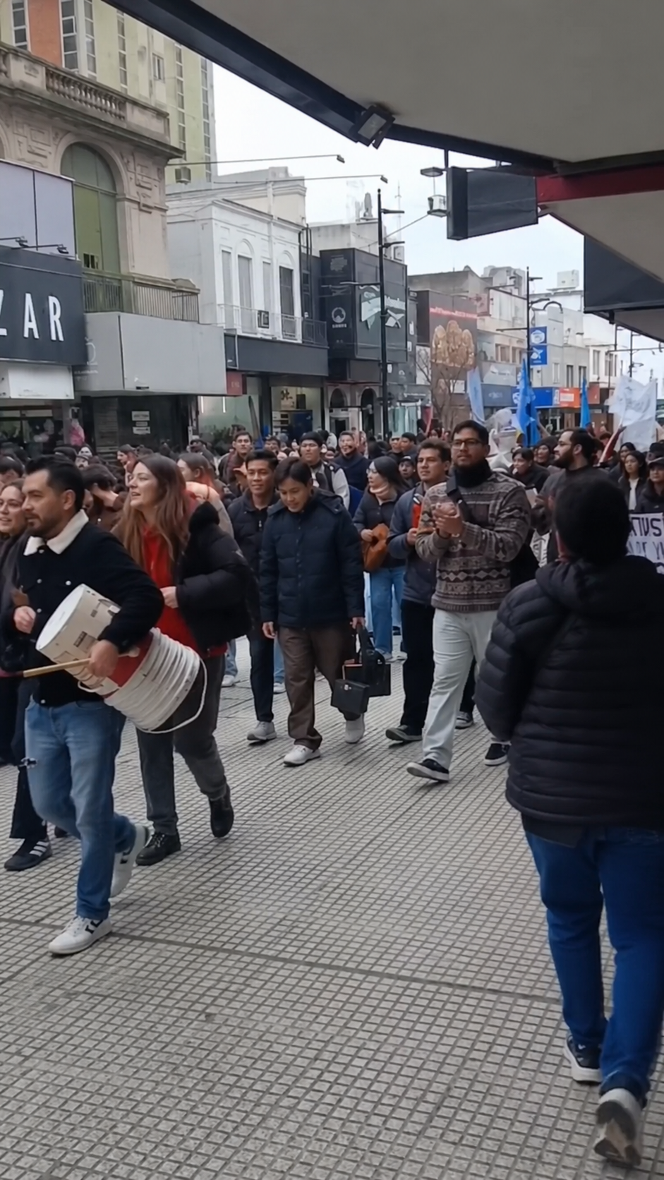 Jovens cristãos levam mensagem de fé e esperança às ruas de Lomas de Zamora, na Argentina